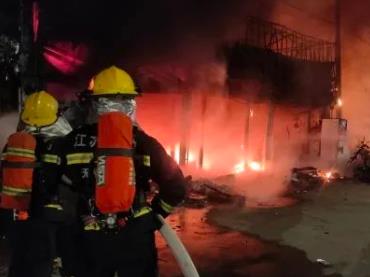 廢電池爆炸 引發(fā)100輛電動(dòng)自行車燒毀 門店也燒個(gè)精光