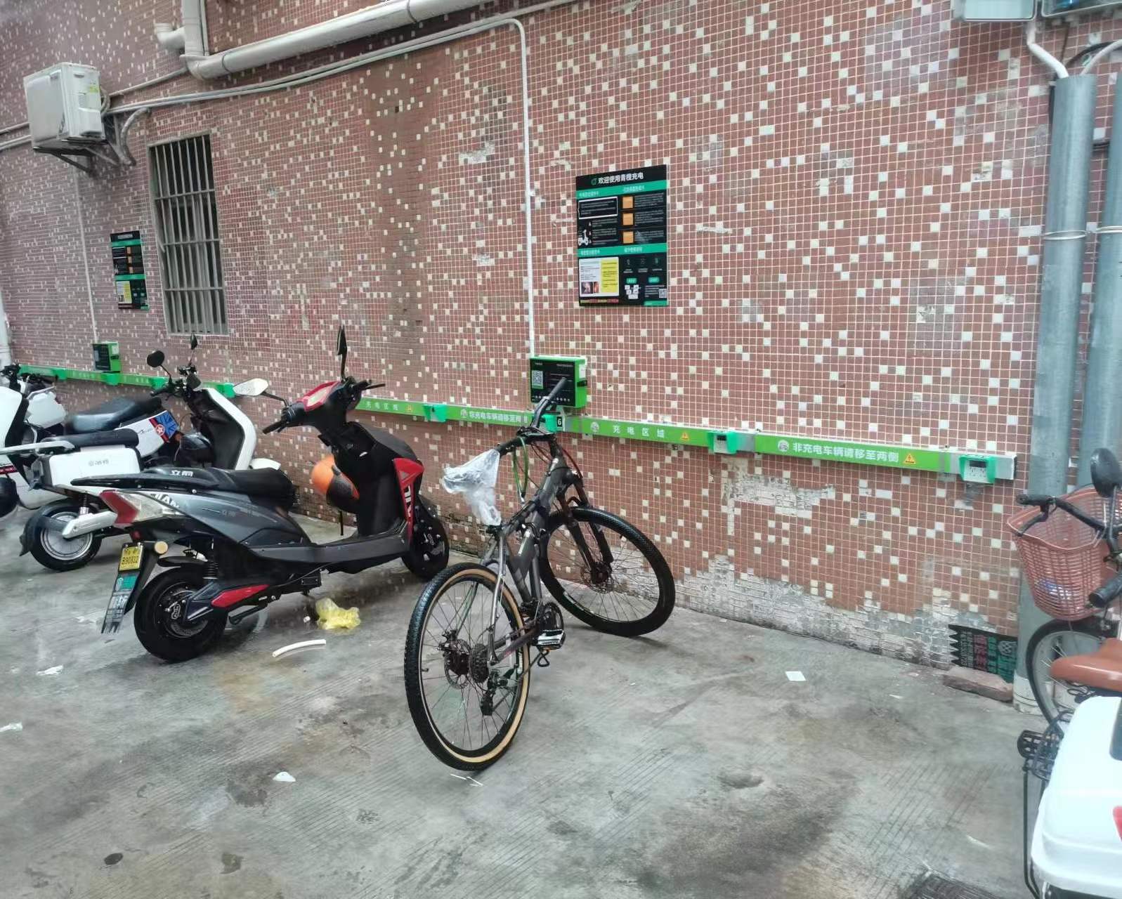 小區(qū)電瓶車(chē)充電樁.jpg