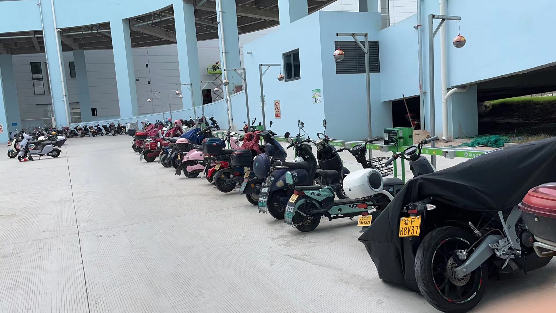 智能電動車充電樁.jpg